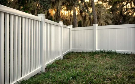 The Benefits of Choosing a Vinyl Fence Gate for Your Home